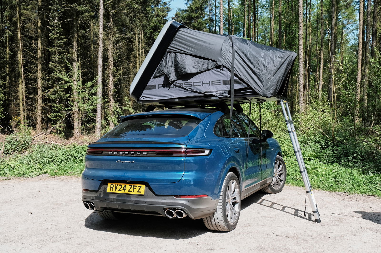 Porsche Cayenne - roof tent up